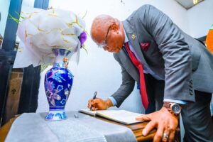 Gov. Eno visits Rev. Uma Ukpai's family