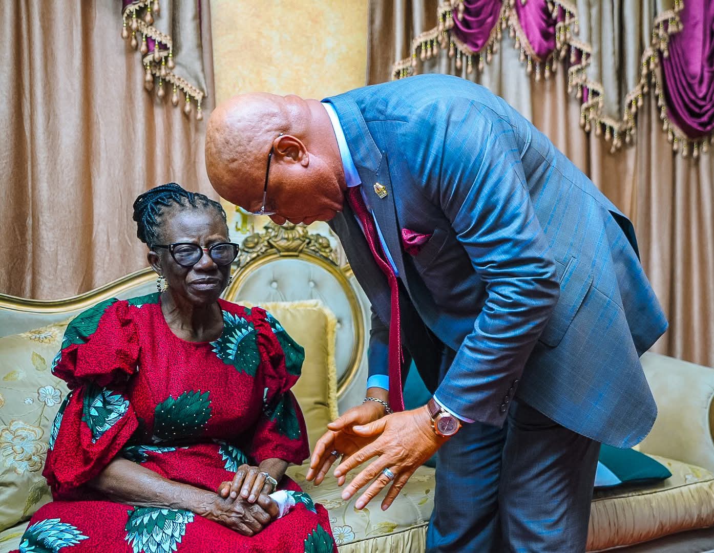 Gov. Eno visits Rev. Uma Ukpai’s family